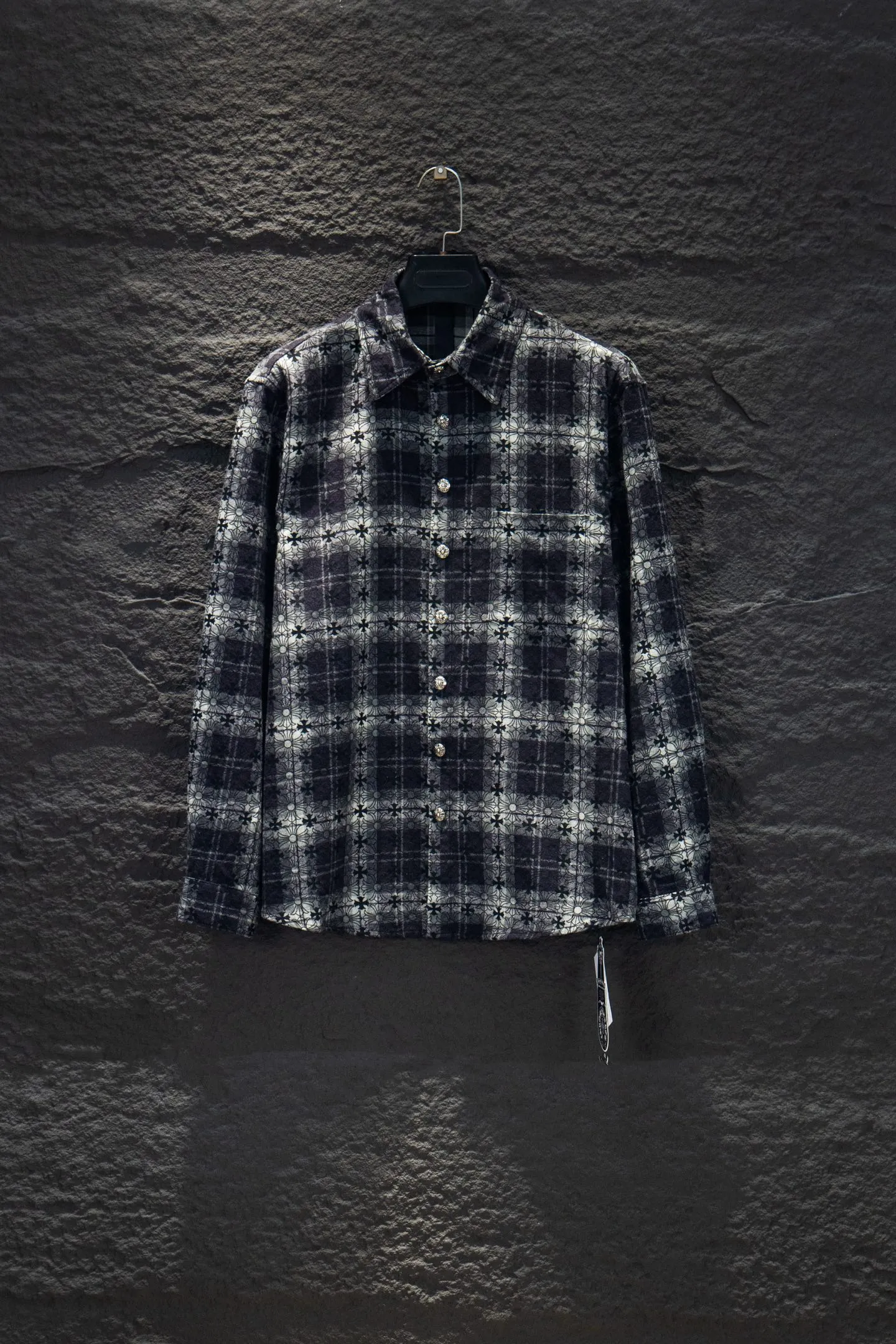 P260 ChromeHearts Chrome Hearts printed cuffs and leather plaid shirt. Customized jacquard fabric, you can wear it in various styles. This genderless shirt is a must-have for nightclubs. It can be worn as a jacket for both men and women. It can be easily worn by both men and women!  The plaid shirt that I have been thinking about has arranged for you to check in with plaid fans! The original loose fit is made of high-quality pure cotton fabrics. The fabric pattern is high-definition and delicate without burrs. It is comfortable and breathable to wear. All the buttons are molded and customized. It is casual and fashionable and can be matched with any bottoms. It can be windproof and sunproof in spring and summer. It can be worn inside or outside in autumn and winter! Easily concave shape makes you look slimmer and taller, perfect for both men and women! Customized main label, accessories, fully washable, whole body wiring, quality control, no heads!  Luxurious dark high street, Hollywood luxury goods, 25SS latest couples leather cross short-sleeved T-shirts, all reflect their own unique style! Made of thick black cotton, goatskin appliqués, hand-sewn custom metal hardware, and silicone varnish printing, multiple materials collide to create a unique texture. It also incorporates ChromeHearts medieval-style Sanskrit fonts and classic horseshoes, creating a unique and charming dark texture under the graceful arcs and all-black shadows, full of artistic sense!  Color: Black Blue Black Size: S M L XL